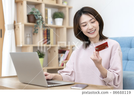 年輕女子用卡支付 86688119