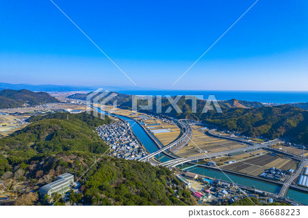 無人機鳥瞰圖:在晴朗的天空下從五台山俯瞰高知市全景 無人機鳥瞰圖:在晴朗的天空下從五台山俯瞰高知市全景 86688223