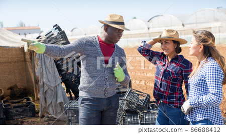 Workers talking during a break 86688412