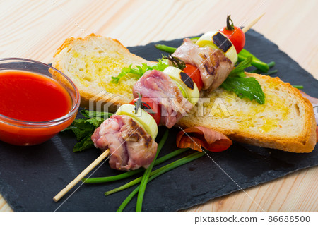 Skewer of lamb with ketchup Skewer of lamb with ketchup 86688500