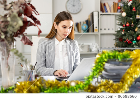 Businesswoman working at Christmas 86688660