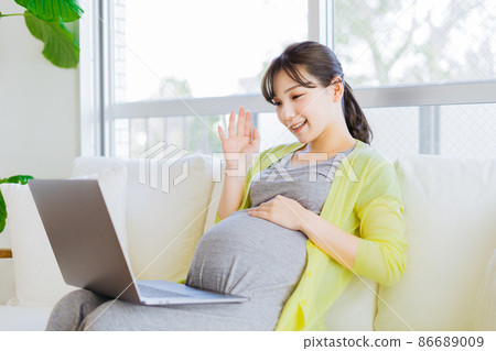 有在線交談的孕婦 86689009