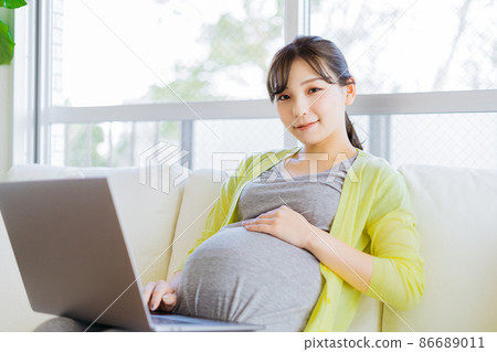孕婦在沙發上使用電腦 86689011