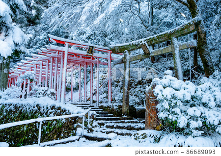 白雪皚皚的鳥居 86689093
