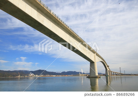Eshima Ohashi Bridge, famous for its solid tread slope (taken from the Eshima side, a bridge connecting Sakaiminato City, Tottori Prefecture and Yatsukacho Eshima, Matsue City, Shimane Prefecture) Eshima Ohashi Bridge, famous for its solid tread slope (taken from the Eshima side, a bridge connecting Sakaiminato City, Tottori Prefecture and Yatsukacho Eshima, Matsue City, Shimane Prefecture) 86689266