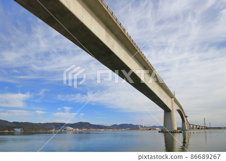 Eshima Ohashi Bridge, famous for its solid tread slope (taken from the Eshima side, a bridge connecting Sakaiminato City, Tottori Prefecture and Yatsukacho Eshima, Matsue City, Shimane Prefecture) Eshima Ohashi Bridge, famous for its solid tread slope (taken from the Eshima side, a bridge connecting Sakaiminato City, Tottori Prefecture and Yatsukacho Eshima, Matsue City, Shimane Prefecture) 86689267