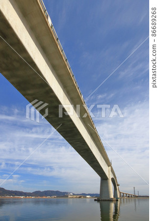 Eshima Ohashi Bridge, famous for its solid tread slope (taken from the Eshima side, a bridge connecting Sakaiminato City, Tottori Prefecture and Yatsukacho Eshima, Matsue City, Shimane Prefecture) 86689268