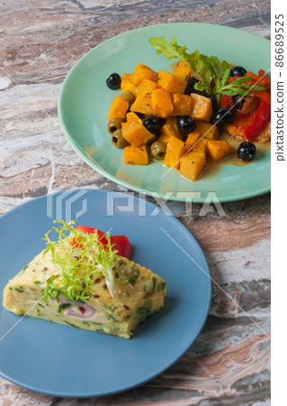 lunch at the restaurant 86689525