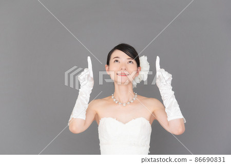 一個穿著婚紗的女人用手指指著 一個穿著婚紗的女人用手指指著 86690831