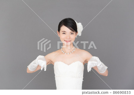 一個穿著婚紗的女人用手指指著 一個穿著婚紗的女人用手指指著 86690833