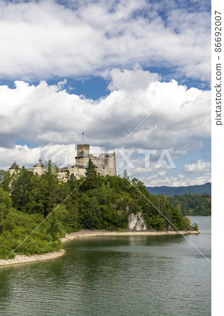 Niedzica castle over Czorsztyn lake in Pieniny, Poland 86692007
