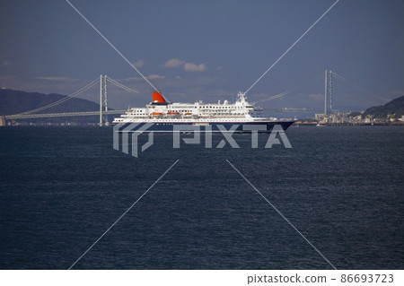Akashi Kaikyo Bridge and cruise luxury liner "Nippon Maru" Akashi Kaikyo Bridge and cruise luxury liner "Nippon Maru" 86693723