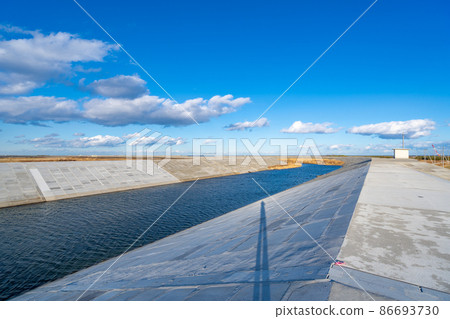 Restoration of the Sakamoto River, where the embankment broke due to the Great East Japan Earthquake. 86693730