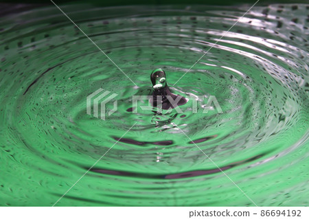 Drops of water fall on the surface of the water Drops of water fall on the surface of the water 86694192