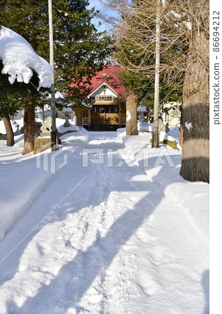 Taking a picture of the winter scenery in the precincts of Nodaoi Shrine in Yakumo-cho, Hokkaido in winter 86694212