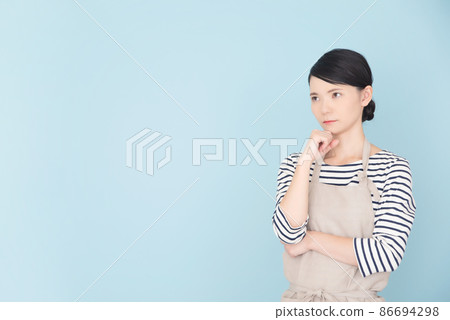 A thinking apron woman 86694298