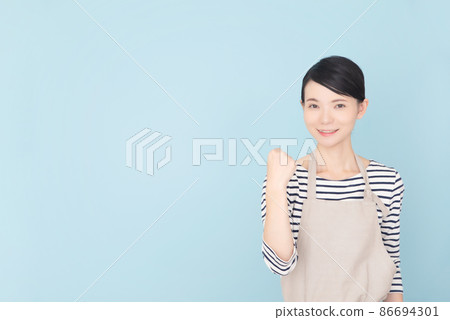 穿著圍裙的女人做出膽量姿勢 86694301