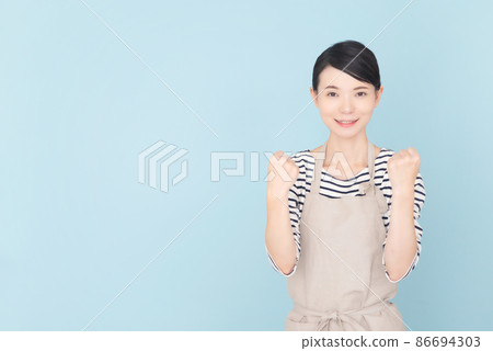 穿著圍裙的女人做出膽量姿勢 86694303