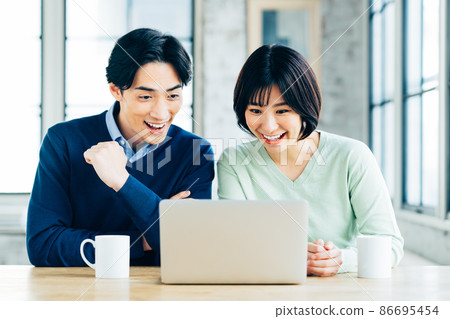 一對年輕夫婦正在看電腦 86695454