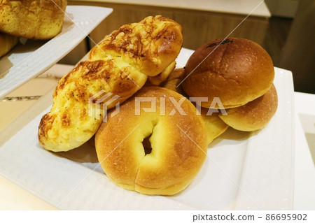 白色的盤子上放著剛出爐的麵包 86695902