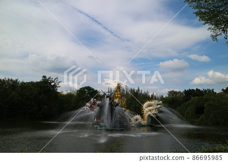 Thailand's famous scenic spot, the ancient city of 76, there are golden statues in the pond and mascot statues that spray water 86695985