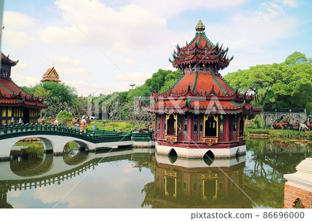 泰國知名景點 古城76府 一座紅色中國風格的寶塔坐落在池塘中央 旁邊還有橋梁連接 很有東方風味 泰國知名景點 古城76府 一座紅色中國風格的寶塔坐落在池塘中央 旁邊還有橋梁連接 很有東方風味 86696000