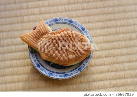 看起來很好吃的鯛魚燒。日本傳統華夫餅小吃。它在盤子上,它在榻榻米上 看起來很好吃的鯛魚燒。日本傳統華夫餅小吃。它在盤子上,它在榻榻米上 86697039