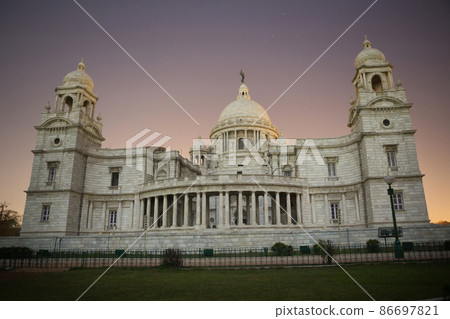 The Queen Victoria Memorial, against the backdrop of the sunset sky, in the city of Kolkata 86697821