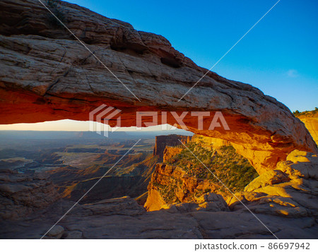 Sunrise at Mesa Arch, Canyonlands National Park, Utah, USA 86697942