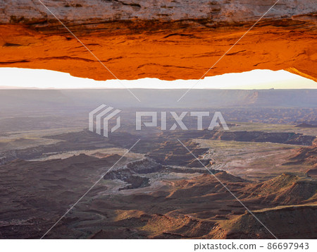 Sunrise at Mesa Arch, Canyonlands National Park, Utah, USA 86697943