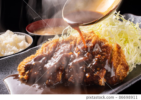 在味噌豬排上撒上醬汁 86698911