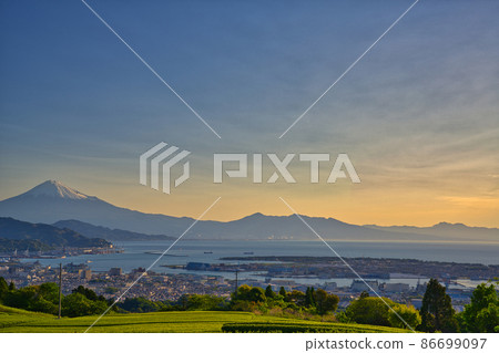 [靜岡縣] 5月，從日本平看到的朝霞中的富士山和茶園 86699097