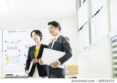 辦公室男女微笑演示文稿 86699428