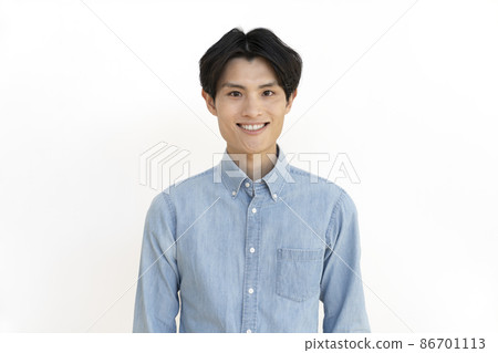 Portrait of a young man smiling looking at the camera 86701113