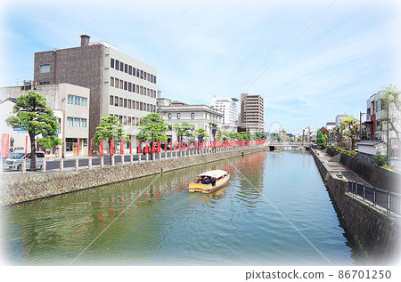 [Painting style] Tour boat and cityscape of Horikawa (Kyobashi River) ... Matsue City, Shimane Prefecture (sunny) 86701250