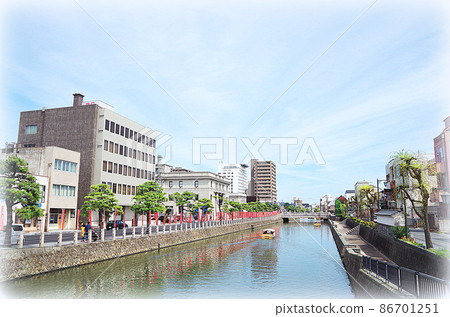 [繪畫風格]堀川（京橋川）的遊船和城市景觀......島根縣松江市（晴天） 86701251