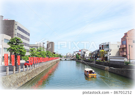 [Painting style] Tour boat and cityscape of Horikawa (Kyobashi River) ... Matsue City, Shimane Prefecture (sunny) 86701252