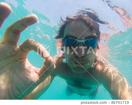 Underwater view of a man swimming in the sea 86701719
