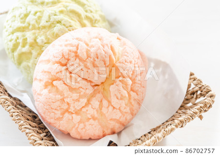 籃子裡五顏六色的麵包 籃子裡五顏六色的麵包 86702757