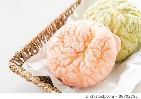 籃子裡五顏六色的麵包 籃子裡五顏六色的麵包 86702758