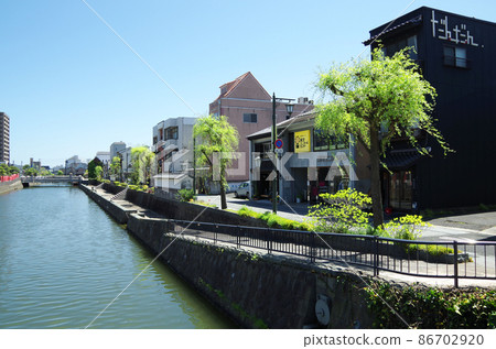 堀川(京橋川)和城市景觀......島根縣松江市(晴天) 堀川(京橋川)和城市景觀......島根縣松江市(晴天) 86702920