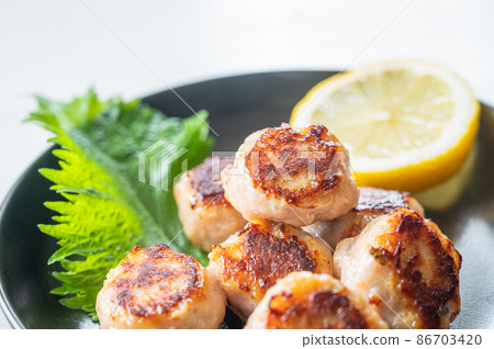 Chicken dumplings with roasted duck meat Chicken dumplings with roasted duck meat 86703420