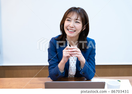 商業形象女性白色背景 86703431