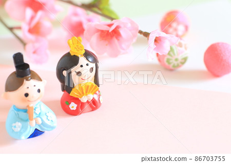 春天色調的微型 Hina 娃娃和背景 春天色調的微型 Hina 娃娃和背景 86703755