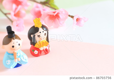 春天色調的微型 Hina 娃娃和背景 春天色調的微型 Hina 娃娃和背景 86703756