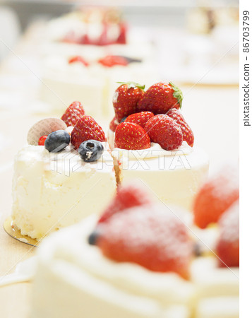 Arranged strawberry Christmas cake (vertical composition) 86703799