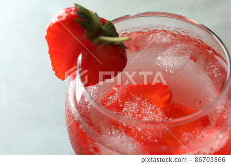 Glass of fresh strawberry cocktail, close up 86703866