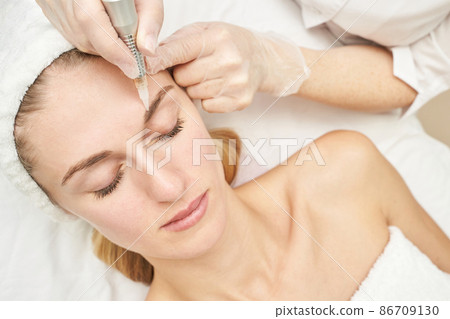 Permanent makeup. Beauty spa procedure. young woman. Face tattoo Permanent makeup. Beauty spa procedure. young woman. Face tattoo 86709130