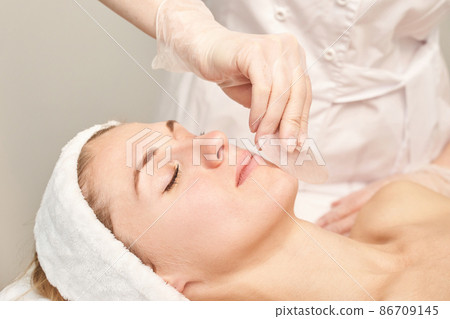Doctor doing skin routine. Salon maternity treatment. Health care concept 86709145