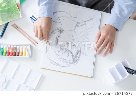 Culture school Up the hands of men who draw the faces of women 86714572